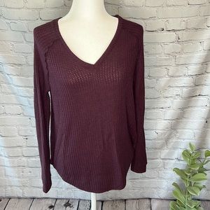 American Eagle soft & sexy plush v neck waffle rough hem shirt maroon XS